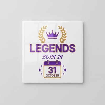 “Legends Born on 31 October” Verjaardagstegel 15×15 cm – Premium Keramisch Cadeau met Kroon en Laurelblad Design