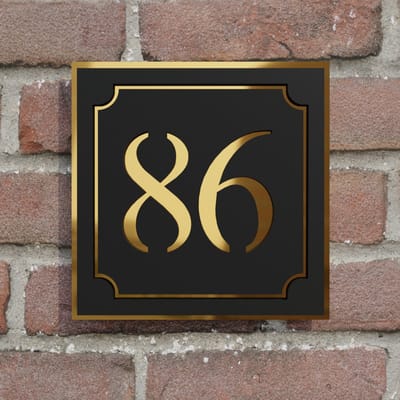 Huisnummerbord vierkant met elegant kader - zwart/goud - plakstrip - 15 cm