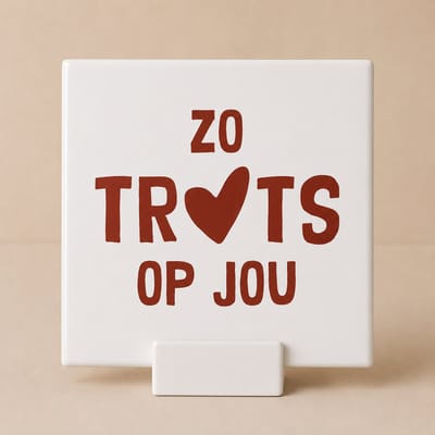 Zo Trots Op Jou Keramische Tegel met houdertje – Hart Tekst Design – Decoratieve Wandtegel 15×15 cm