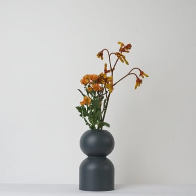 LEMON LILY Houten Vaas 'Low' – Antraciet – Ø 8,5 × 14 cm – Inclusief Glazen Buisje – Handgemaakt Design vaas