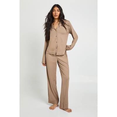 boohoo Dames Lang Pyjama Set Met Zacht Aanvoelend Shirt Met Knoopsluiting En Broek | Mokka | Maat: 46