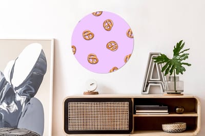 WallCircle - Wandcirkel - Muurcirkel - Pretzels - Eten - Paars - Aluminium - Dibond - 60x60 cm - Binnen en Buiten