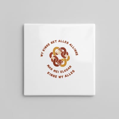 Samen Sterk Quote Keramische Tegel – “Wy Kinne Net Alles Allinne” Inspirerende Eenheid Wanddecoratie – 15 × 15 cm