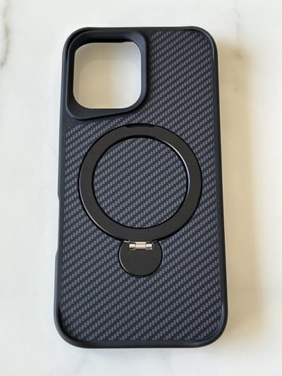 Carbon look hoesje geschikt voor iPhone 16 - Back Cover met Mag Safe Magneet - 360° Draaibare Ring Verticaal of Horizontaal Stand Positie - Zwart