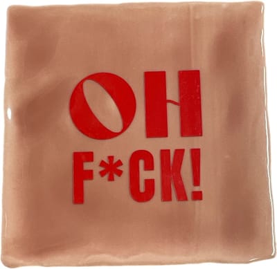 Hippe tegeltje met tekst: Oh Fuck | Zalm/licht roze met rood | Gepersonaliseerde cadeau | Hippe Spreuktegel | Nieuwe woning cadeau | Housewarming cadeau