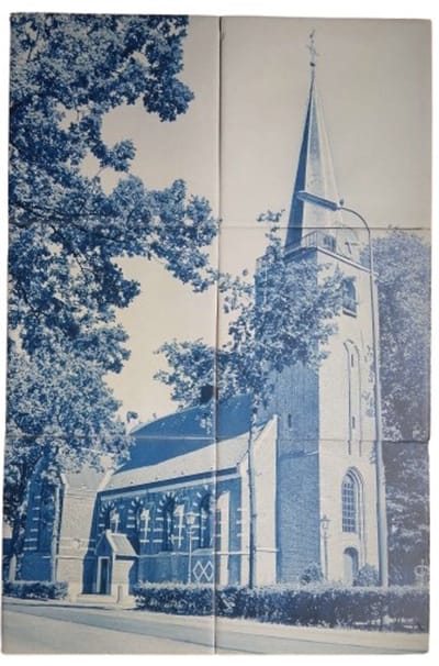 MadDeco Nederlands fabrikaat Hervormde kerk Maartensdijk op plateau van 6 tegels Friese Witjes 13 x 13 cm per tegel