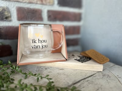 Creaties van Hier - Cadeaupakket Theeglas met Plankje - Ik hou van jou - Glas - Hout - Valentijnsdag