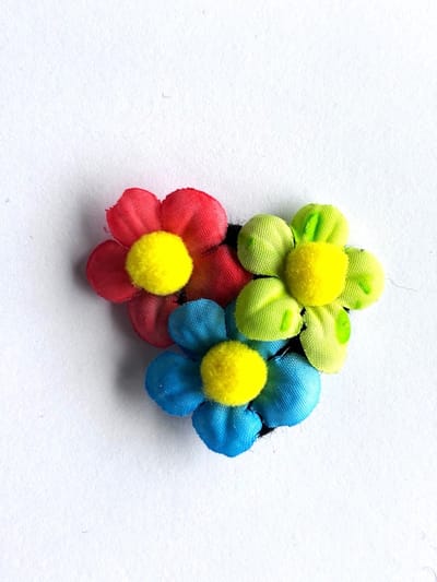 3 x Kleine Haar Bloemen Clicks diameter 3 cm - Valentijn - cadeautje - haarclip - haarschuifje - gala en bruiloft - haarmode - bloemetjes - moederdag - verjaardag - huwelijk - haarspeld - kinderen