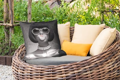 Sierkussen Buiten - Vrouw - Zwart Wit - Ketting - Zonnebril - 60x60 cm - Weerbestendig
