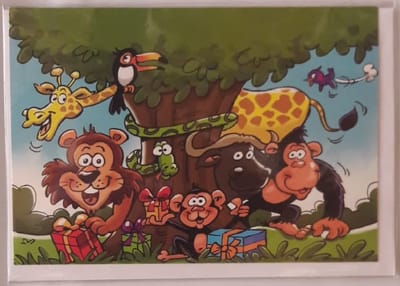 Een schattige en lieve blanco wenskaart voor de kinderen. Allerlei gezellige dieren en cadeautjes onder de boom in diverse kleuren. Een zeer geschikte kaart om bij een cadeau te voegen. Een dubbele wenskaart inclusief envelop en in folie verpakt.