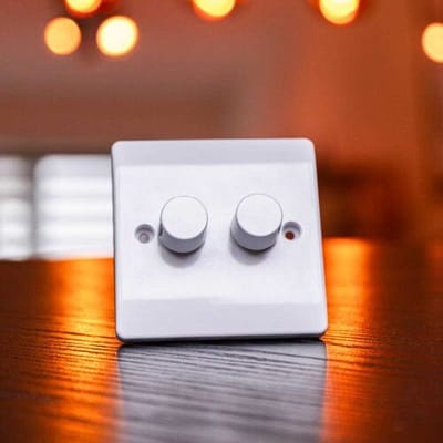 UK LED dimmer met draaiknop - 3-160W - Ondersteunt Two-way-2-gang (wisselschakeling) - Fase-aan- en afsnijding - Voor Britse wanddozen - Inclusief afdekmateriaal