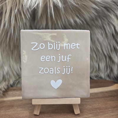 Robuust Wenstegeltje – Zo Blij met een Juf Zoals Jij – 10 X 10cm – Juffen bedankje – Einde schooljaar – Afscheid juf – Juf Cadeau – Trendy – Afscheid – Bedankje – Zomaar – Verjaardag – Decoratief Tegeltje met Standaard – Cadeau Idee