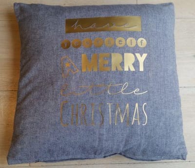 Kerstkussen sierkussen Kussenhoes tekst kussen kerst kerstversiering decoratie kussensloop kussentje hoes | grijs 40x40 met goud opdruk| glitter Have yourself a merry little Christmas
