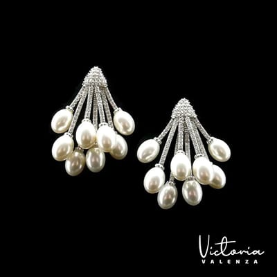 Victoria Valenza Zilverkleurige Tros Oorbellen met Parels en Zirkonia Stenen - Oorhangers - Zilverkleurig - Parel oorbellen - Zirkonia