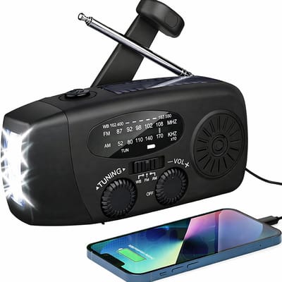 Draagbare noodradio – ingebouwde powerbank van 2000 mAh – LED-zaklamp – oplaadbaar via zonne-energie en handopwinding – noodsignaal met SOS-functie – USB-C oplaadkabel – onmisbaar voor noodsituaties – robuuste kunststof behuizing – zwart