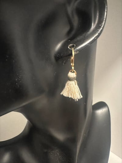 goudkleurige oorrinetjes met een beige kwastje | Make up | Parfum | Moederdag | Verjaardagscadeau| Cadeautje| Valentijnsdag| Kado | sieraden | vaderdag | oorbellen | oorsieraden