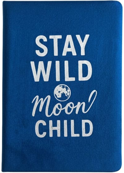 Donkerblauw fluwelen notitieboekje - 80 pagina's - Stay Wild Moon Child - cadeau voor man - cadeau voor vrouw