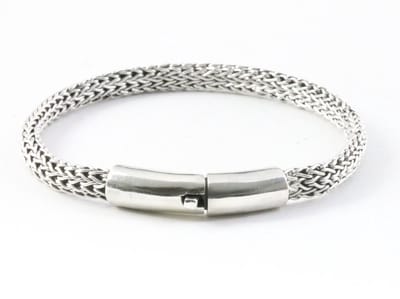 Gevlochten zilveren armband met kliksluiting - lengte 20 cm.
