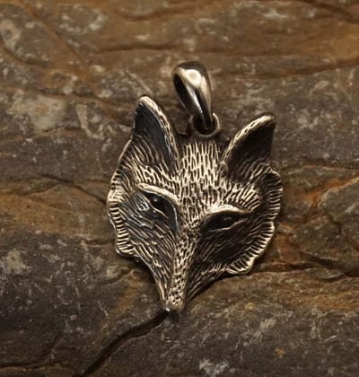 Zilveren hanger van een wolvenkop - 925 zilveren wolf hangertje - sterling zilveren bedel van wolvenkop voor aan ketting - leuke dieren hangers van zilver - stoere wolven hanger