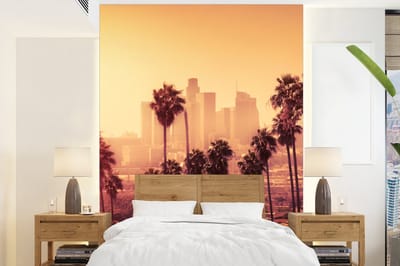 Behang - Fotobehang Palmboom - Skyline - Zonsondergang - Architectuur - Breedte 160 cm x hoogte 220 cm