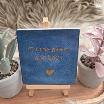 Robuust wenstegeltje “To the moon and back” – Liefde & Vriendschap Cadeau – Decoratie – Relatie Cadeautje – Vriendschap – Trendy nu – Zomaar – Familie – Decoratief Tegeltje met Standaard – Cadeau Idee