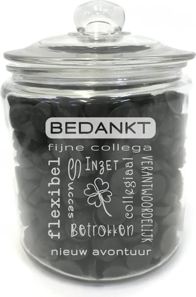 Grote snoeppot /koekpot (zonder drop) met tekst gravure: BEDANKT FIJNE COLLEGA. Zonder drop. Cadeau-afscheid collega-pensioen. Dik sterk glas. Het formaat is 25cm incl. deksel, 19cm doorsnede, inhoud 3,8 liter.