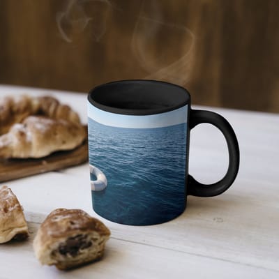 Magische Mok - Foto op Warmte Mokken - Koffiemok - Oceaan - Zwemband - Horizon - Magic Mok - Beker - 350 ML - Theemok