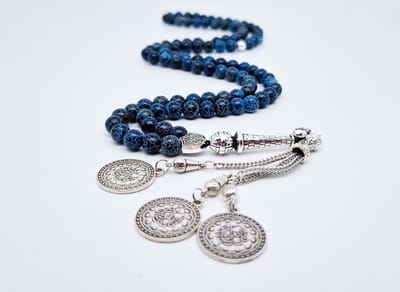 Handgemaakte tesbih "Tasbih" natuursteen " Blauwe harmonie" - Aantal kralen 99 - Diameter kralen 8MM - met metaal tassel "Masha' Allah-1" - Een mooi cadeau-idee