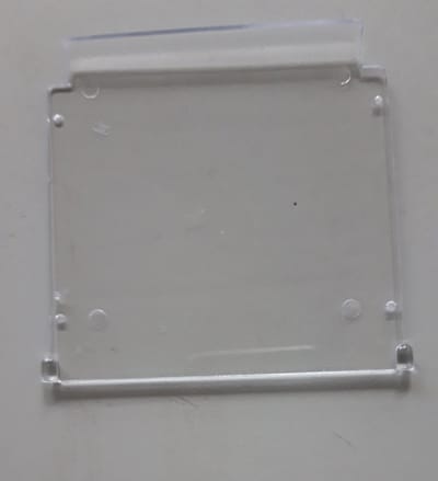 Scheidingsschotje geschikt voor stellingbak,magazijnbak, materiaalbak, onderdelenbak met de afmeting van 40 x 9,3 x 8,3 cm (LxBxH) verpakt per 75 stuks.