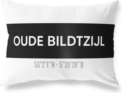 Tuinkussen OUDE BILDTZIJL - FRIESLAND met coördinaten - Buitenkussen - Bootkussen - Weerbestendig - Jouw Plaats - Studio216 - Modern - Zwart-Wit - 50x30cm