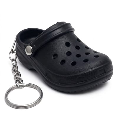 Zwarte sleutelhanger mini schoen vorm van EVA met metalen sleutelring en korte ketting, sleutelhanger voor heren en dames, compact accessoire met speels ontwerp en herkenbaar klomp model