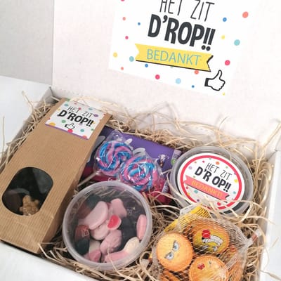 "Het Zit D’rop" Bedankt Cadeau – Gevulde Cadeaubox met o.a. Drop, Milka Confetti en Emoji Chocolade – Origineel Bedankje – Snoeppakket