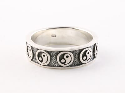 Zilveren ring met yin en yang tekens - maat 20.5