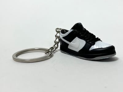 ShoeBlockX SneaKeys | Sleutelhanger | Tassenhanger | Nike Dunk Staple Panda Pigeon | Sneakers | Cadeau