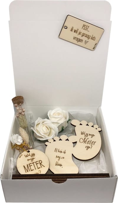 Geschenkbox Wil jij mijn METER zijn? |  beige | sleutelhanger | droogbloemen | voetjes | meter vragen | meter worden | peettante vragen | peettante worden | cadeau | doosje met een vraag