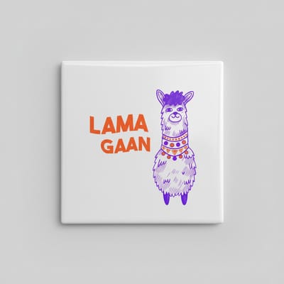 Grappige Lama Keramische Wandtegel “Lama Gaan” – Speelse Diertekst Woondecoratie – 15 x 15 cm