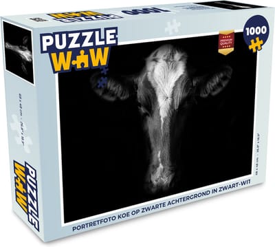 Puzzel Portretfoto koe op zwarte achtergrond in zwart-wit - Legpuzzel - Puzzel 1000 stukjes volwassenen
