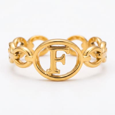 Lundholm Quincy F Ring Dames Goudkleurig – Premium Stainless Steel Jewellery Gold PVD Plated – Verstelbare Ring met Letter F Naam Ring Cadeau Vrouw – One Size – my Scandinavisch Design