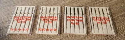 20 UNIVERSELE NAALDEN VOOR HOBBYMACHINES (1 VLAKKE KANT) - MATEN 70-80-90-100