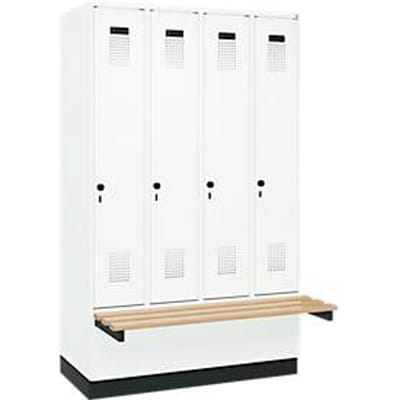 C+P Evolo Plus garderobekast, 4 vakken van elk 300 mm breed, sokkel, zwevende bank, B 1200 x D 815 x H 1950 mm, draaibare grendel, verkeerswit/verkeerswit