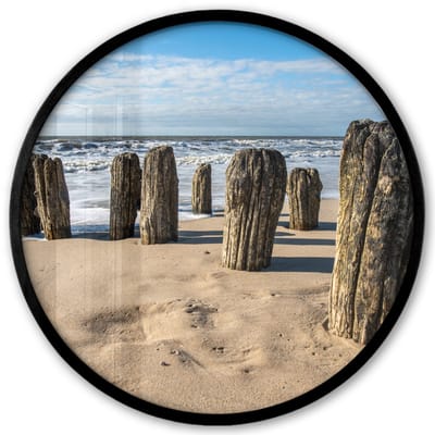 Poster in lijst Rond - Fotolijst 40x40 cm - Posters - Zand - Strand - Paal - Water - Zomer - Ronde posterlijst zwart - Decoratie - Wanddecoratie woonkamer - Muurdecoratie slaapkamer