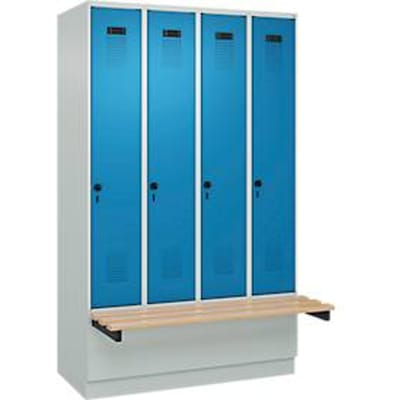 C+P Evolo Plus garderobekast, 4 vakken van elk 300 mm breed, sokkel, zwevende bank, B 1200 x D 815 x H 1950 mm, draaischroef, lichtgrijs/lichtblauw