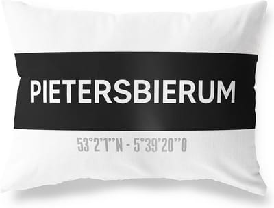 Tuinkussen PIETERSBIERUM - FRIESLAND met coördinaten - Buitenkussen - Bootkussen - Weerbestendig - Jouw Plaats - Studio216 - Modern - Zwart-Wit - 50x30cm