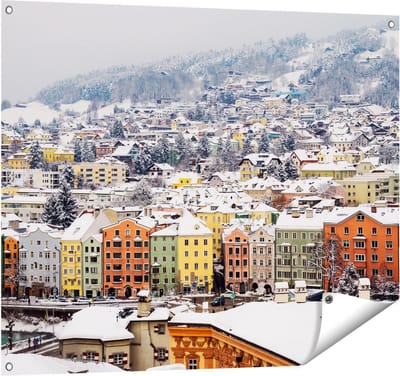 Gards Tuinposter Gekleurde Huisjes met Sneeuw in Oostenrijk - 100x80 cm - Tuindoek - Tuindecoratie - Wanddecoratie buiten - Tuinschilderij