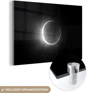 MuchoWow® Glasschilderij 60x40 cm - Schilderij acrylglas - Ringvormige zonsverduistering - zwart wit - Foto op glas - Schilderijen