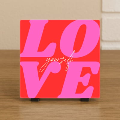 Wenstegeltje "Love yourself" – Cadeautip - Hip trendy tegeltje – Tegeltje met Spreuk – Keramiek – Wanddecoratie – Sfeervol en Persoonlijk – Trendy nu – Origineel cadeau - Incl standaard - cadeau idee