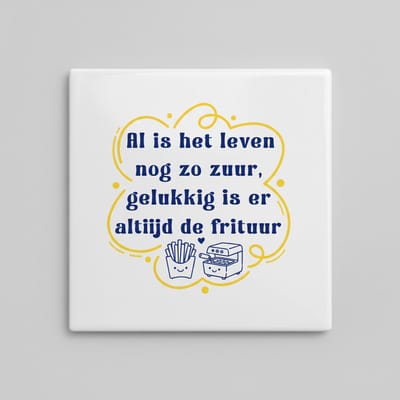 Grappige Nederlandse Quote Keramische Tegel 15x15 cm – “Al is het leven nog zo zuur, gelukkig is er altijd de frituur” | Humoristische Frietliefhebber Woondecoratie Cadeau