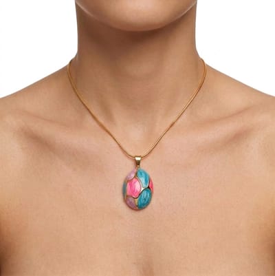 Goudkleurige ketting voor dames met groot ovaal hanger in roze, blauw en turquoise – Ketting met hanger in abstract design