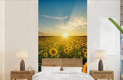 Behang - Fotobehang Zonsondergang - Bloemen - Zonnebloem - Horizon - Landschap - Breedte 120 cm x hoogte 240 cm