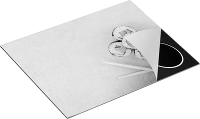 Chefcare Inductie Beschermer Sushi met Stokjes op een Grijze Achtergrond - Zwart Wit - 65x50 cm - Afdekplaat Inductie - Kookplaat Beschermer - Inductie Mat